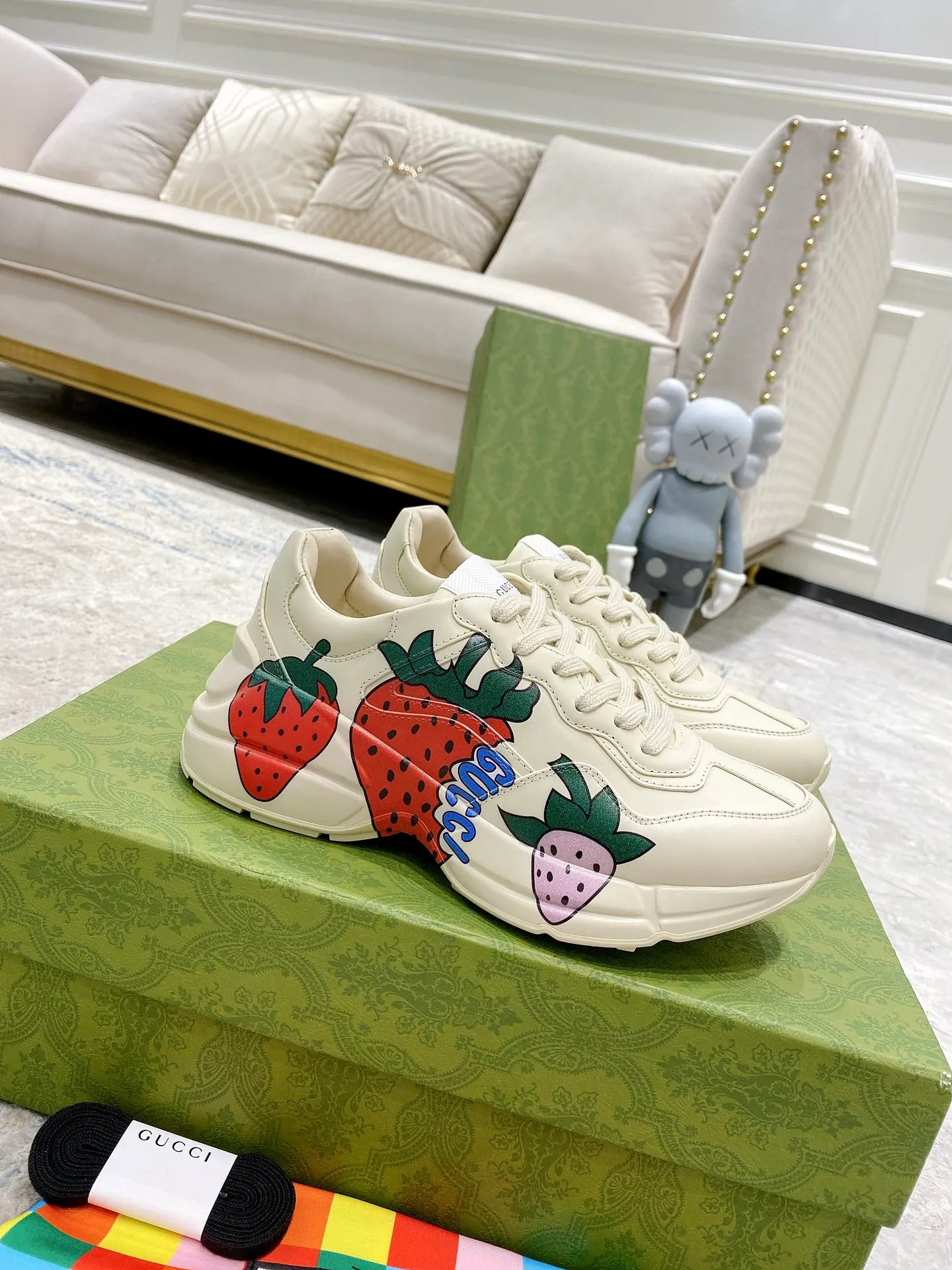 👟👟Ex-factory price 480👟👟 GUCCI Gucci dad shoes. The original disassembly took more than 3 months to develop 1:1. The version has been upgraded again, chips, packaging, imported cowhide, and all made with computerized cars. Couple 👫 style 🔜Versatile in all seasons 🔜 Fashion 🔜 Personality 🔜 Differentiation 🔵 More than 20 layouts in the whole series, welcome to inquire for pictures Outsole: the latest original developed TPU vacuum. Upper: imported cowhide🐮. Inner lining: original A-grade mixed sheepskin🐏. Foot pads: original A-grade mixed sheepskin. 💯Full set of packaging. Medium and low straps with LOGO.